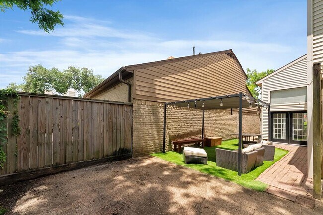 Building Photo - 8033 Oakwood Forest Dr