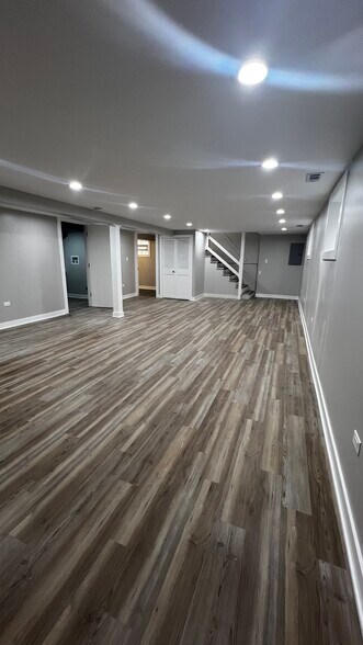 Building Photo - 552 Manistee Ave