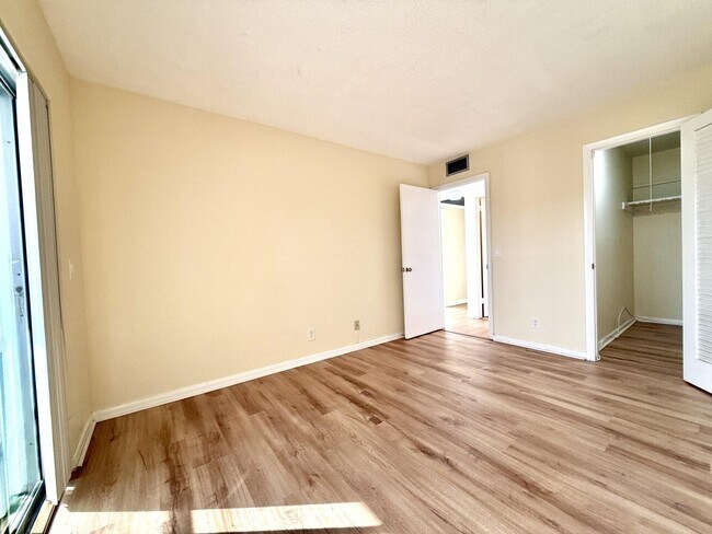 Building Photo - 241 Sheffield J