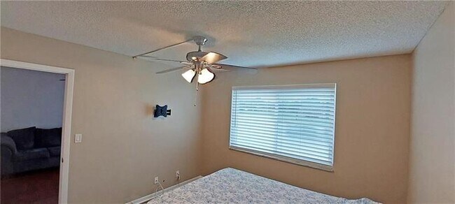 Building Photo - 2108 S Cypress Bend Dr