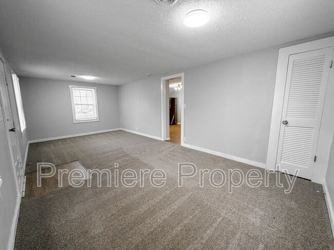 Building Photo - 1027 E Stone St