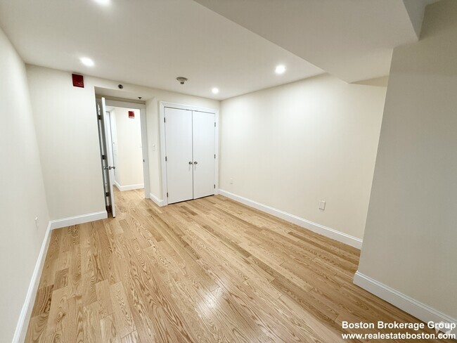 Building Photo - 161 Tremont St