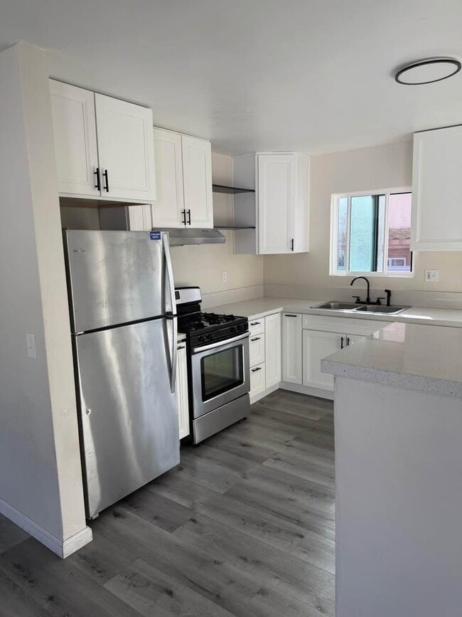 Building Photo - 2122 E 11th St