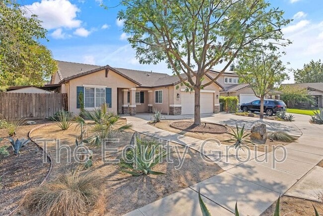 Building Photo - 3835 E Oak Ave