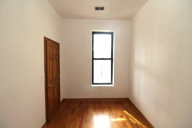 Building Photo - 1335 W Huron St