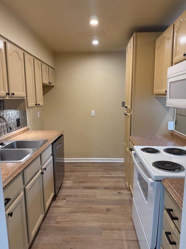 Building Photo - BEAUTIFULLY REMODELED 2 BEDROOM IN CARMICHAEL