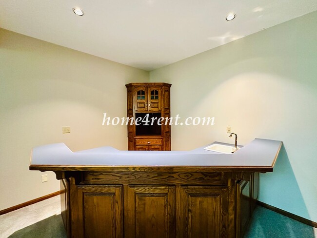 Building Photo - Exceptional 1.5 Story Home in the Prestigious Loch Lloyd Community!