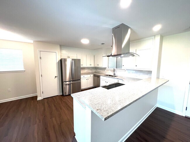 Building Photo - Updated 3 Bedroom Home with All Appliances & Double Garage
