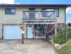 Building Photo - Updated 2 Bedroom, 1 Bath Townhome – Great...