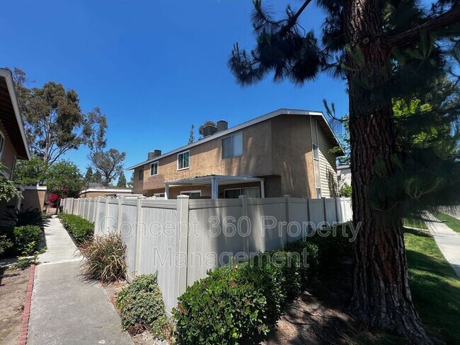 Building Photo - 13525 3/4-13524 Village Dr