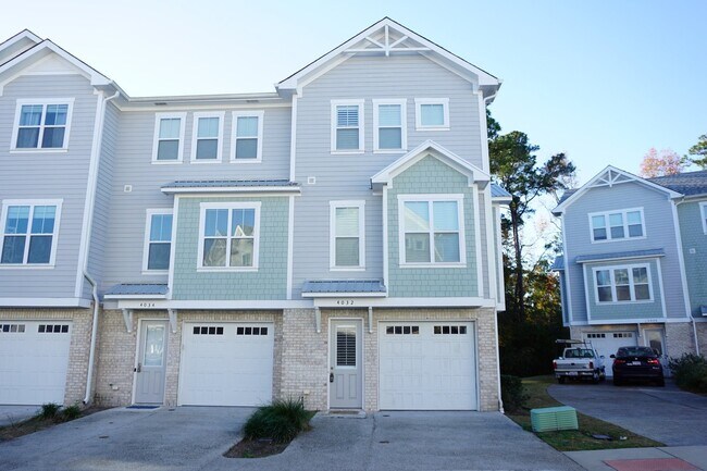 Building Photo - 3BR/3.5BA End Unit Townhome in Summerwalk!  $2,975/month - Pet friendly*