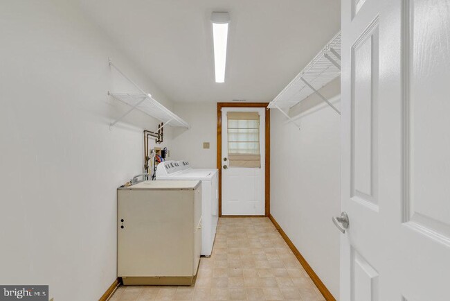 Building Photo - 15 Teddington Way