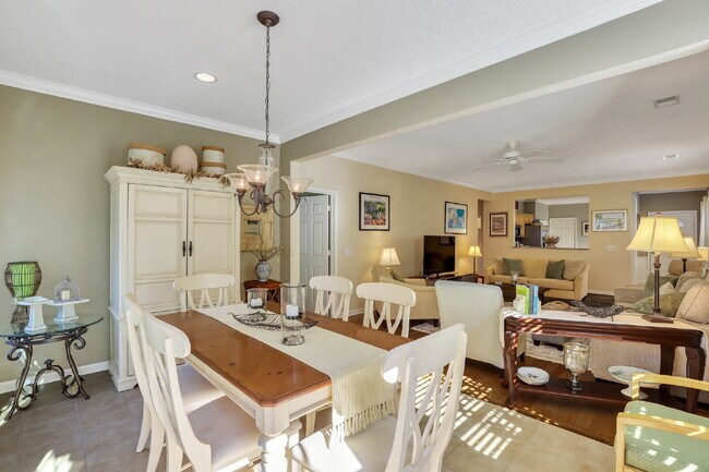 Building Photo - Charming 2-Bedroom, Plus Den Home with 2 F...