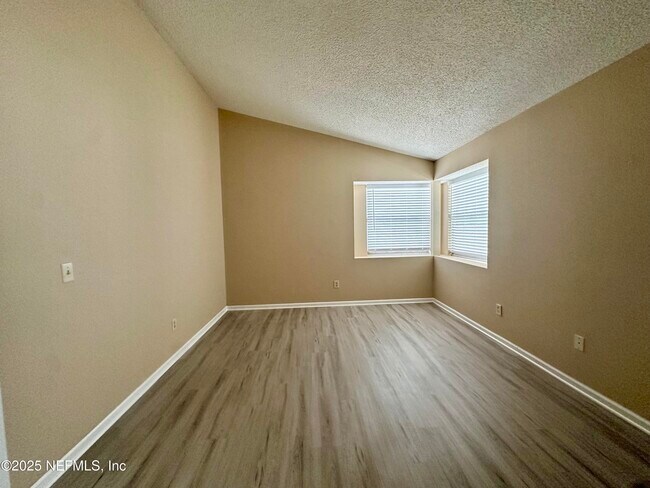 Building Photo - 8828 Townsquare Dr S