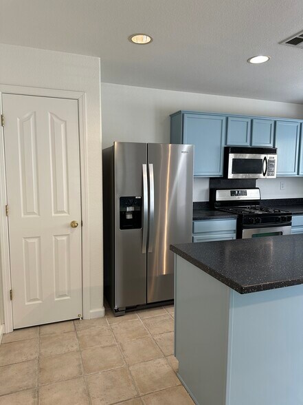 Building Photo - 2753 Whitney Dr