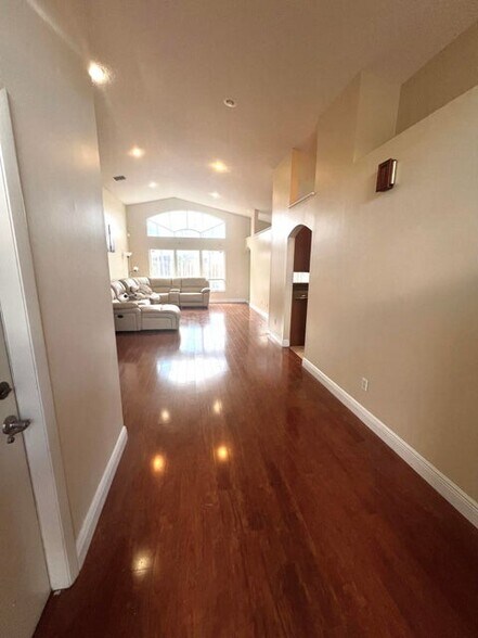 Building Photo - 10614 Crystal Cove Ln