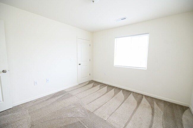 Building Photo - Like new construction 2 story home 4 bedro...