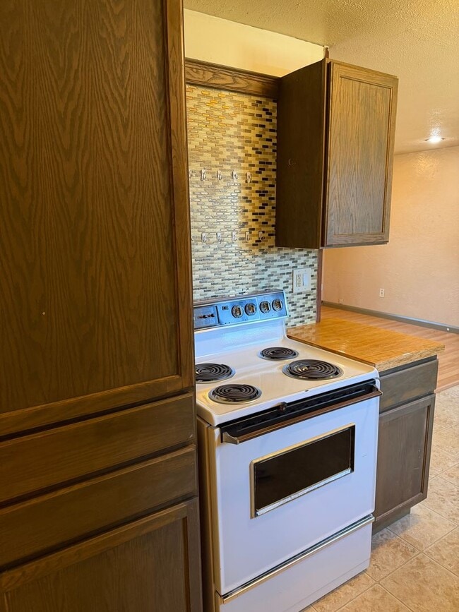 Building Photo - 1 bedroom, 1 bath duplex in Springfield!