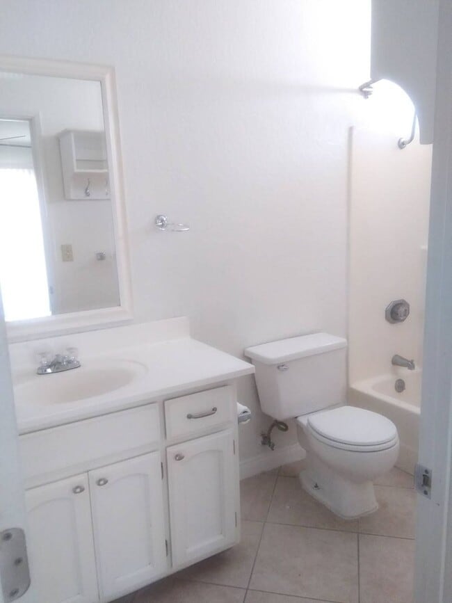 Building Photo - Three Bedroom 2 Bath Available in 29 Palms