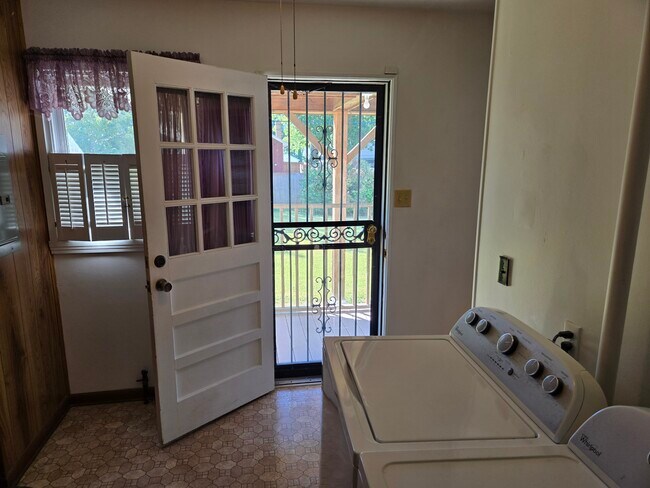 Building Photo - 835 E Edwards Ave