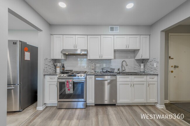 Building Photo - 5601 Carriage Way Dr