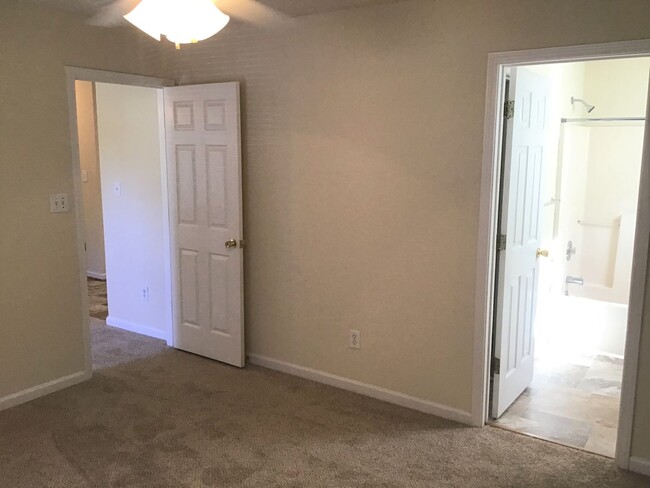 Building Photo - 3 Bedroom in Glenn Eagle Subdivision!