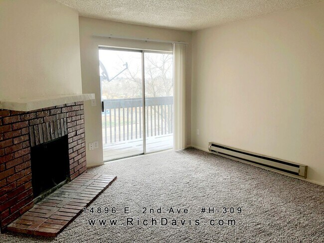 Building Photo - 2 bed, 2 bath with washer/dryer hookup.  Great location off Sable and 2nd Ave.