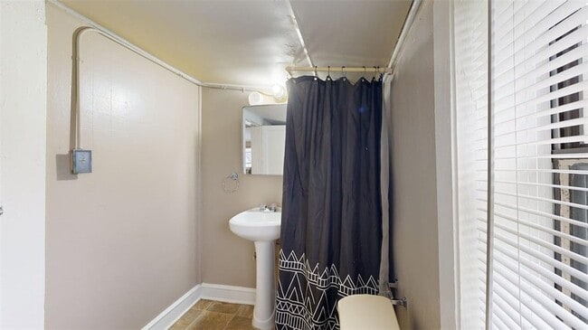 Building Photo - 303 Montclair Ave