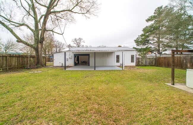 Building Photo - 10864 Pecan St