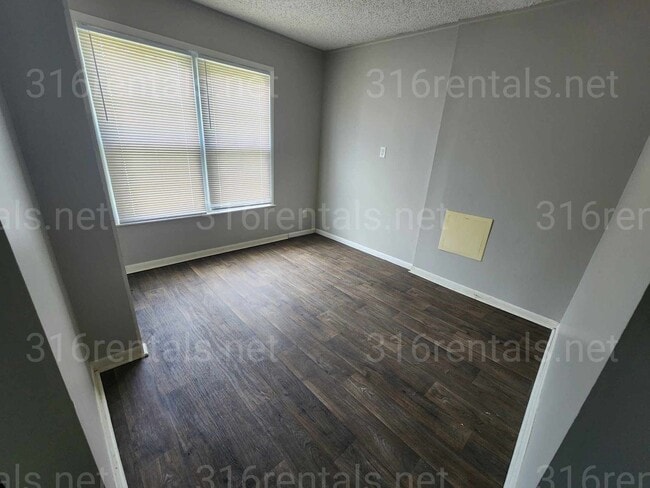 Building Photo - $1250 - 4 bedroom / 2 bathroom - Single Fa...