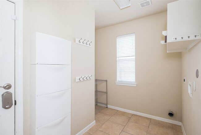 Building Photo - 26114 Sandersgate Ln