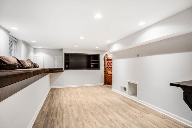 Building Photo - 2896 N Hills Dr NE