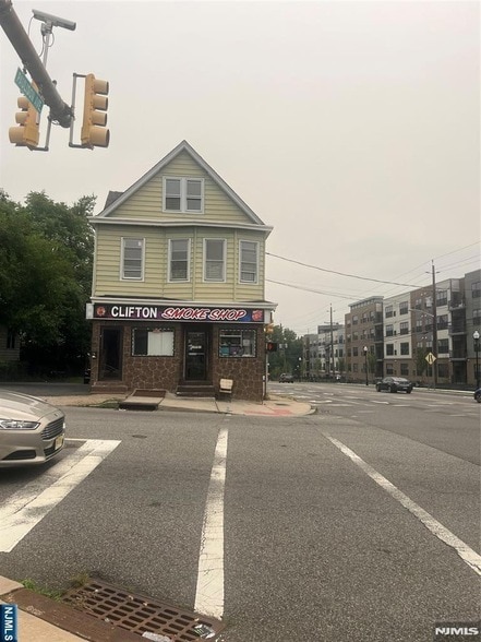 Building Photo - 673 Clifton Ave