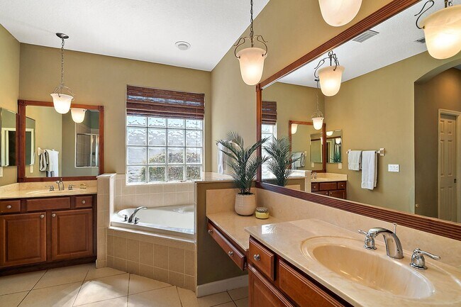 Building Photo - Gorgeous 3-Bedroom, 2-Bath in Bright Water...