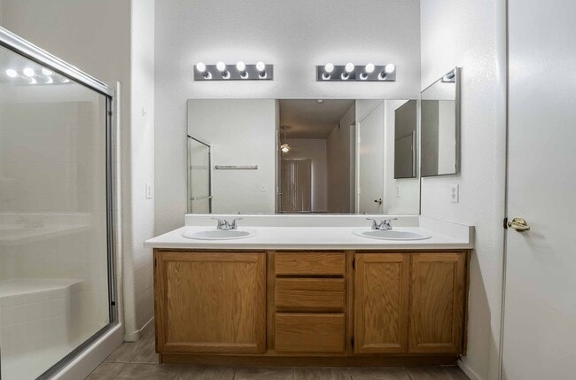 Building Photo - 3 Bedroom Open Layout Condo in Gated Commu...