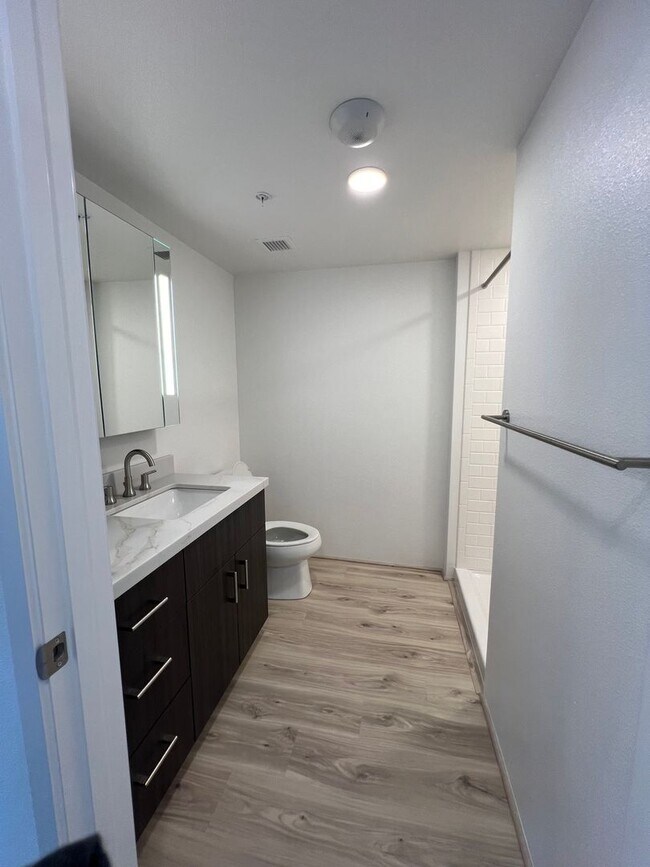 Building Photo - Brand New Kakaako Ililani Condo 2 bedroom ...