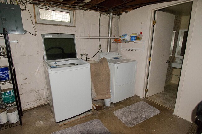 Building Photo - 3BR Home on Large Corner Lot – NW Rochester