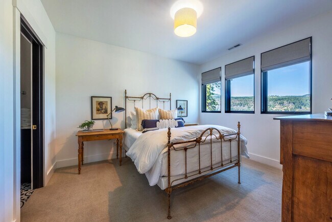 Building Photo - 3500 Westcliff Dr