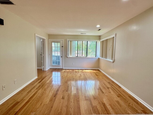 Building Photo - 17 Lance Cir