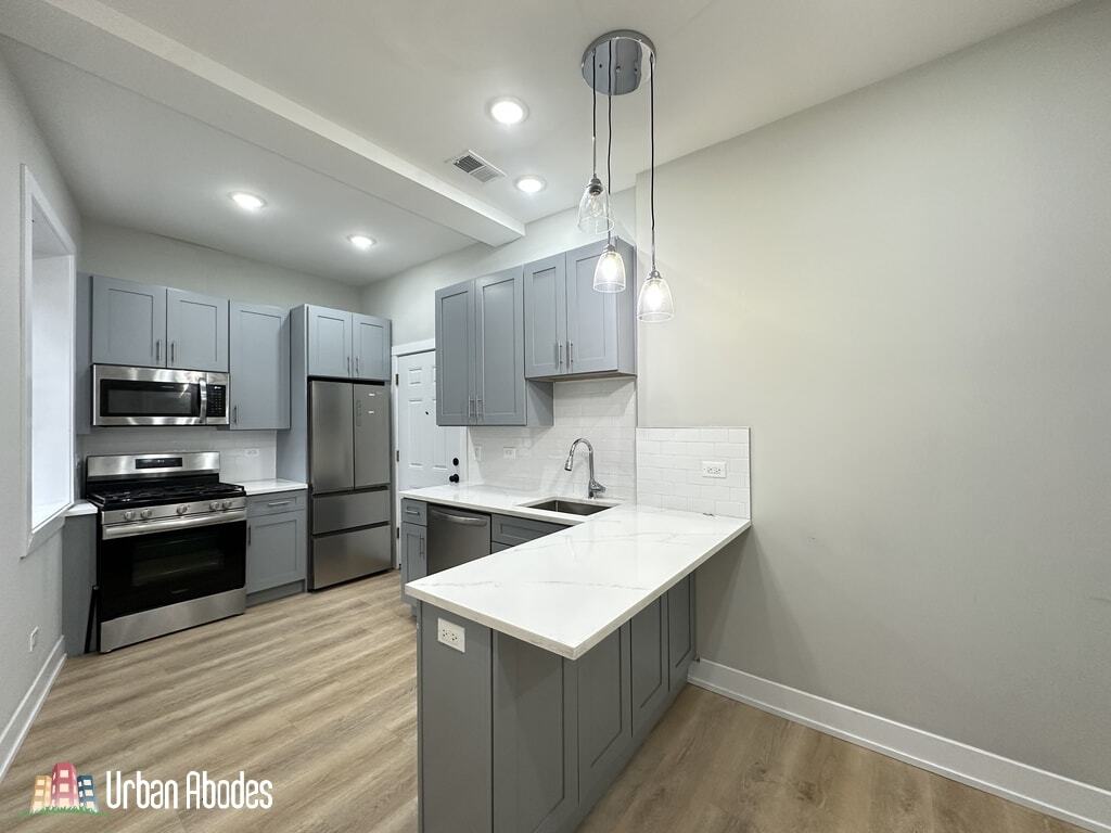 Building Photo - 445 W Belden Ave