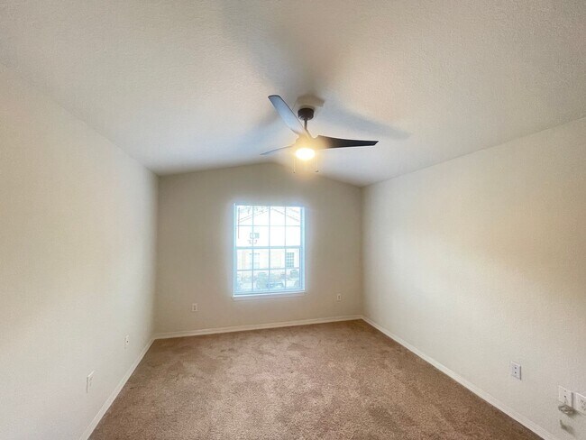 Building Photo - 1 Bedroom / 1 Bath Condo in Gated Communit...
