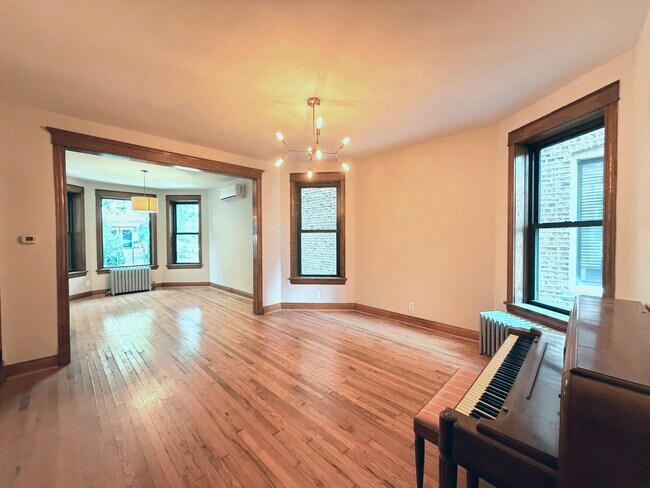 Building Photo - 2036 N Sawyer Ave