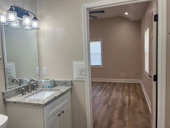 Building Photo - Stunning One Level Home located in central Johnson City!  