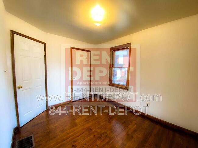 Building Photo - 1815 S Helfrich Ave