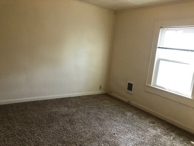 Building Photo - 2 bed/1 bath house in the Historic Washburn District