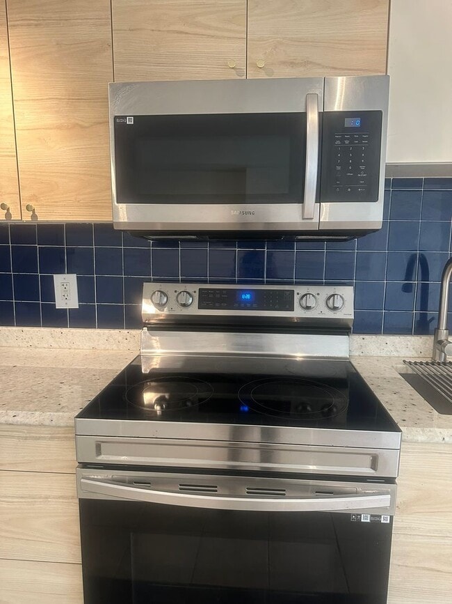 Building Photo - Modern Basement Unti 1 Bedroom/1 Bath, Recently renovated, new stainless steel appliances, floori...