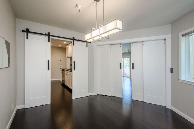 Building Photo - EPIC REA:End-Unit & Top 2 Floor (Penthouse...