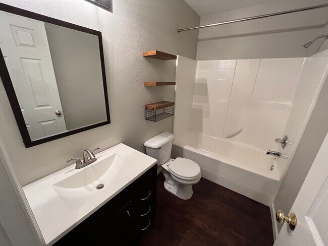 Building Photo - Super-Cute Townhouse! 3 bed + 2.5 baths w/ Fantastic Floor Plan! (A/C & Washer / Dryer included!)