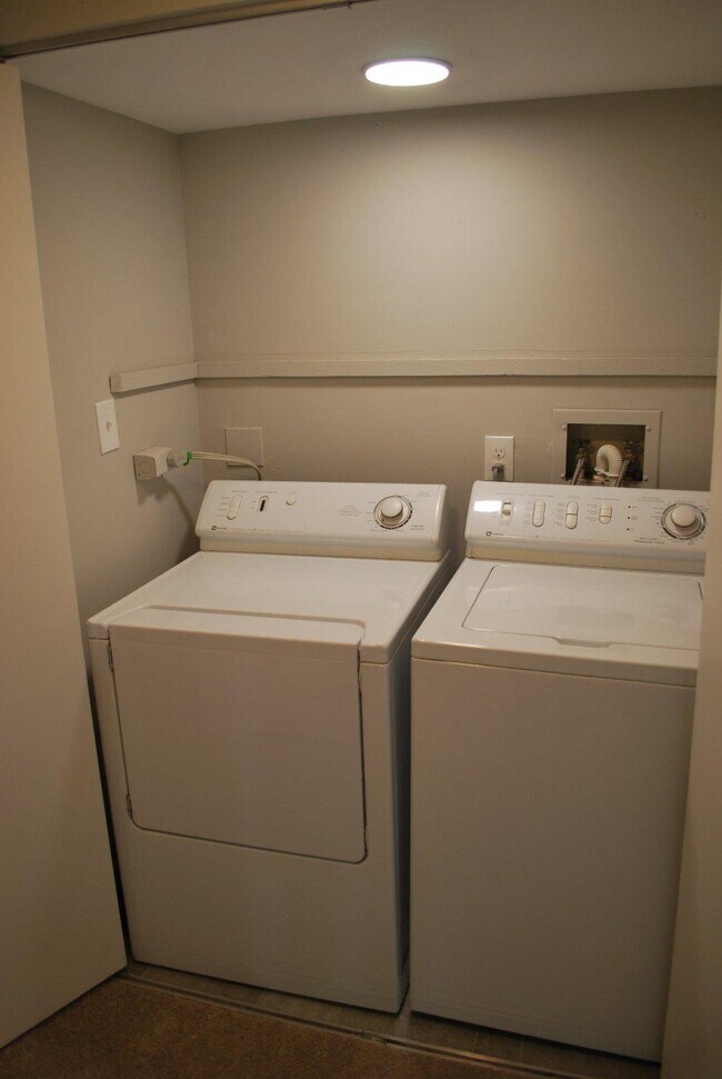 Building Photo - 9707 Kings Crown Ct