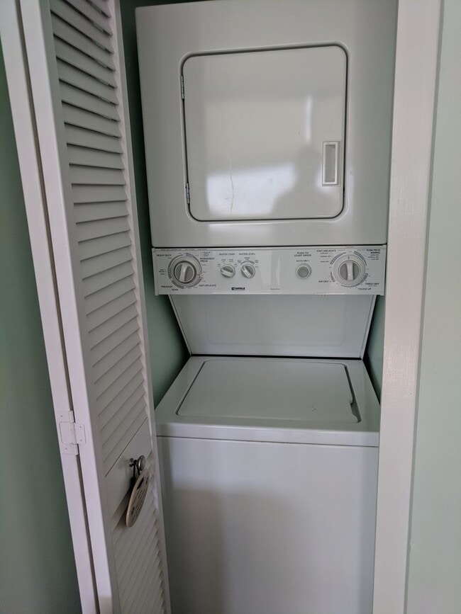 Building Photo - Cambridge 2 BR 2 BA elevator building with parking for Feb 2nd